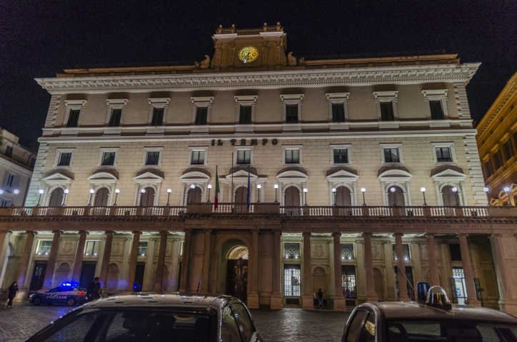 212 - Italia - Roma - plaza Colonna - palacio Wedekind